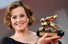 81ο Φεστιβάλ Βενετίας: Χρυσός Λέοντας στη Σιγκούρνι Γουίβερ για την προσφορά της στον κινηματογράφο