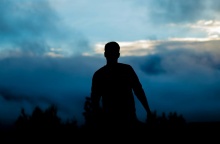 Σκιά νεαρού άνδρα