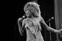 η Τίνα Τάρνερ στη σκηνή τραγουδάει