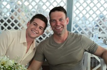 Ανταλλάσσουν γαμήλιους όρκους ο Στέφανος Κασσελάκης και ο Τάιλερ ΜακΜπέθ