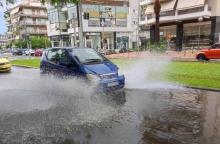 αμαξι μεσα στις βροχες