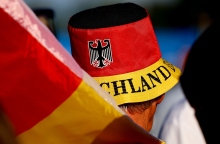 γερμανος με γερμανικη σημαια