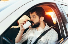 ανδρας πινει καφε μεσα σε αμαξι