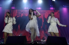 η Μαρίνα Σάττι με 2 τραγουδιστριες