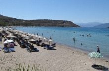 παραλια, κοσμος, θαλασσα, ομπρελες