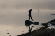 ανδρας περπαταει διπλα σε ποταμι