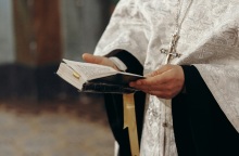 Χανιά: Ιερέας κατηγορείται ότι κακοποιούσε επί 50 χρόνια τη σύζυγο και τα παιδιά του