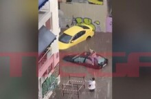 Κακοκαιρία Atena: Ζευγάρι ανέβηκε στην οροφή αυτοκινήτου για να μην παρασυρθεί από τα νερά