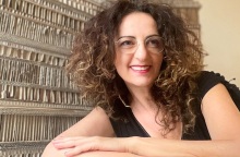 Η καλλιτέχνις Βούλα Καραμπατζάκη εγκαινιάζει την πρώτη ατομική της έκθεση «Κτίσματα» στην Γκαλερί Ζουμπουλάκη