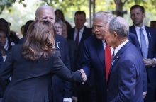 Η νέα χειραψία της Κάμαλα Χάρις και του Ντόναλντ Τραμπ υπό το βλέμμα του Μπάιντεν