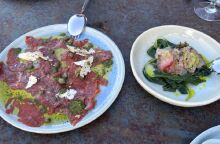 Καρπάτσιο και ντάσκα ημίπαστη (gin tunac) με ψητό αντζούρι, πίκλα Σκίνου, αλάτι κέδρου, λάδι φρέσκου κρεμμυδιού, βλίτα, γλυστρίδα στην ονειρεμένη Cantina στη Σίφνο