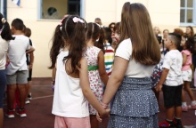 Κοριτσάκια πιασμένα χέρι χέρι στην πρώτη ημέρα επιστροφής στο σχολείο