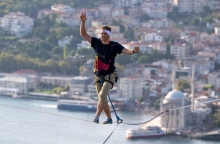 ακροβάτησε πάνω σε τεντωμένο σχοινι