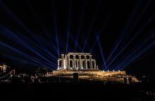 Στιγμιότυπο από την τελετή για τον νέο φωτισμό του Ναού του Ποσειδώνα στο Σούνιο
