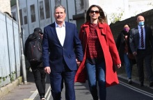 O Βρετανός πρωθυπουργός Κιρ Στάρμερ κατηγορείται ότι έλαβε προσωπικά δώρα άνω των 100.000 λιρών