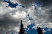 Καιρός: Βροχερό Σάββατο με σποραδικές καταιγίδες σε όλη τη χώρα