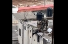 Ισραηλινοί στρατιώτες σπρώχνουν τις σορούς Παλαιστινίων από μια ταράτσα