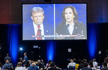 Ντόναλντ Τραμπ και Καμαλα Χαρις σε γιγαντοοθονες