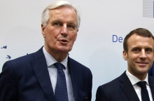 Ο Γάλλος Πρωθυπουργός Μισέλ Μπαρνιέ (α) και ο πρόεδρος της Γαλλίας Εμανουέλ Μακρόν (δ)