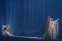 Η Ιζαμπέλ Ιπέρ πρωταγωνιστεί στη «Βερενίκη» του Καστελούτσι στη Στέγη 