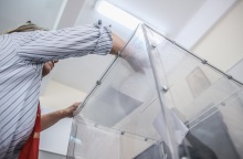 Δημοσκόπηση Prorata: Προβάδισμα για Ανδρουλάκη, ντέρμπι στον ΣΥΡΙΖΑ