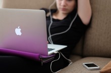 Είναι το «microcheating» ένα νέο είδος απιστίας;