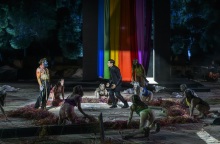 Ο Αργύρης Πανταζάρας (Πενθέας) και ο Κωνσταντίνος Αβαρικιώτης (Διόνυσος) στις «Βάκχες» του Ευριπίδη