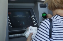 συνταξιουχος κανει αναληψη απο ΑΤΜ