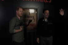 Ο πρίγκιπας Χάρι με τον Τζίμι Φάλον