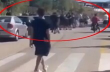 Η στιγμή της συμπλοκής μεταξύ των μαθητών στο 1ο ΕΠΑΛ Λαυρίου