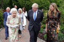 Η βασίλισσα Ελισάβετ με τον πρώην  πρωθυπουργό της Βρετανίας Μπόρις Τζόνσον και τη σύζυγό του Κάρι Τζόνσον