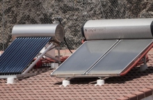 2 ηλιακοι θερμοσιφωνες σε ταρατσα