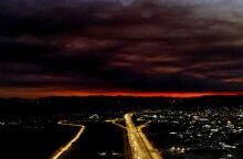 Οι καπνοί από τη φωτιά στην Κορινθία σκέπασαν τη Δευτέρα τον αττικό ουρανό