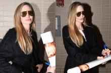 Ανέκφραστη η Αντζελίνα Τζολί υπέγραψε αυτόγραφα σε αφίσα ταινίας με τον Μπραντ Πιτ