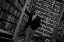 ανδρας σε βιβλιοθηκη