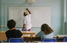 σχολικη αιθουσα, καθηγητης, 2 μαθητες