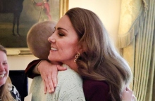 Η Κέιτ Μίντλετον αγκαλιάζει τη Λιζ