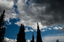 ουρανος, συννεφα, δεντρα