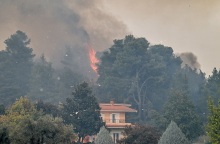 Ανεξέλεγκτη η φωτιά στο Γεράκι Αμαλιάδας - Απειλεί κατοικημένη περιοχή