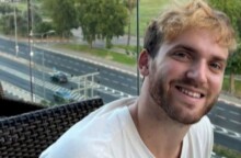 «Θυσιάστηκε σαν μάρτυρας αυτής της ιδεολογίας» λέει δακρυσμένος ο πατέρας του Ιωνά Καρούση