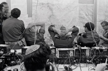 στρατιωτες κοιτουν χαρτες