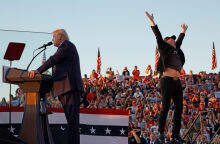 Τραμπ: Εμφανίστηκε στο σημείο της απόπειρας δολοφονίας με τον Μασκ στο πλευρό του