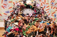 Λεπτομέρεια από το έργο της Αλίκης Παλάσκα «Κυλώντας με δεμένα πόδια», έκθεση «Waltzing Matilda» στην Γκαλερί Ζουμπουλάκη