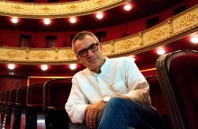 Ο Νίκος Διαμαντής, καλλιτεχνικός διευθυντής στο Δημοτικό Θέατρο Πειραιά