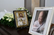 Το τελευταίο χειροκρότημα στον σπουδαίο Μίμη Πλέσσα - Σε λαϊκό προσκύνημα η σορός του