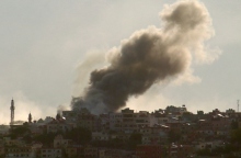 καπνοι απο εκρηξεις σε χωριο