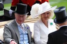 Ο βασιλιάς Κάρολος μαζί με την βασίλισσα Καμίλα έξω από το κάστρο του Ουίνδσορ