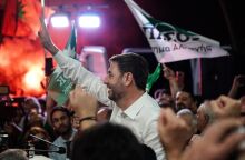 Ο Νίκος Ανδρουλάκης απευθύνει ομιλία έξω από τα γραφεία του ΠΑΣΟΚ