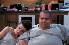 Ο Πυγμαλίων Δαδακαρίδης σκηνοθετεί και πρωταγωνιστεί στο έργο «Φάλαινα»