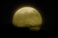 «Στόλισε» τον ουρανό η πιο φωτεινή πανσέληνος του χρόνου